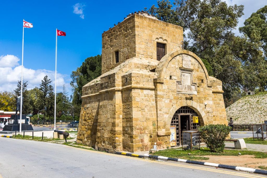 Kyrenia Gate im Norden von Nikosia ist eines von drei Toren der Stadtmauer gebaut 1562 von den Venezianern. 1931 während der britischen Kolonialzeit wurde die Mauer um das Tor entfernt um Zugang für die Autoverkehr zu schaffen / © Foto: Georg Berg