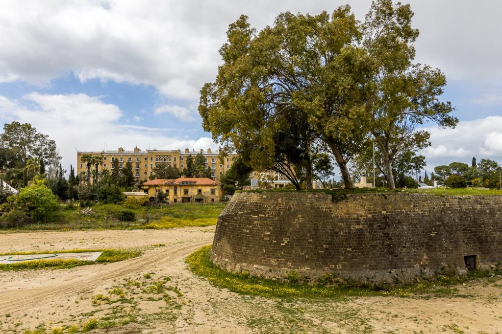 Blick vom Norden Nikosias in den Süden. Rechts Teile der Venezianischen Mauer. Im Hintergrund das ehemalige Luxushotel Ledra Palace / © Foto: Georg Berg