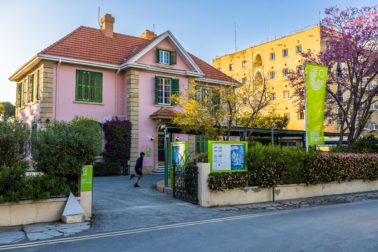 Goethe Institut in der Pufferzone in Nikosia. Auf dem Gelände finden bikommunale Projekte statt. Zu Fuß kann dieser Grenzübergang (Ledra Palace) passiert werden / © Foto: Georg Berg