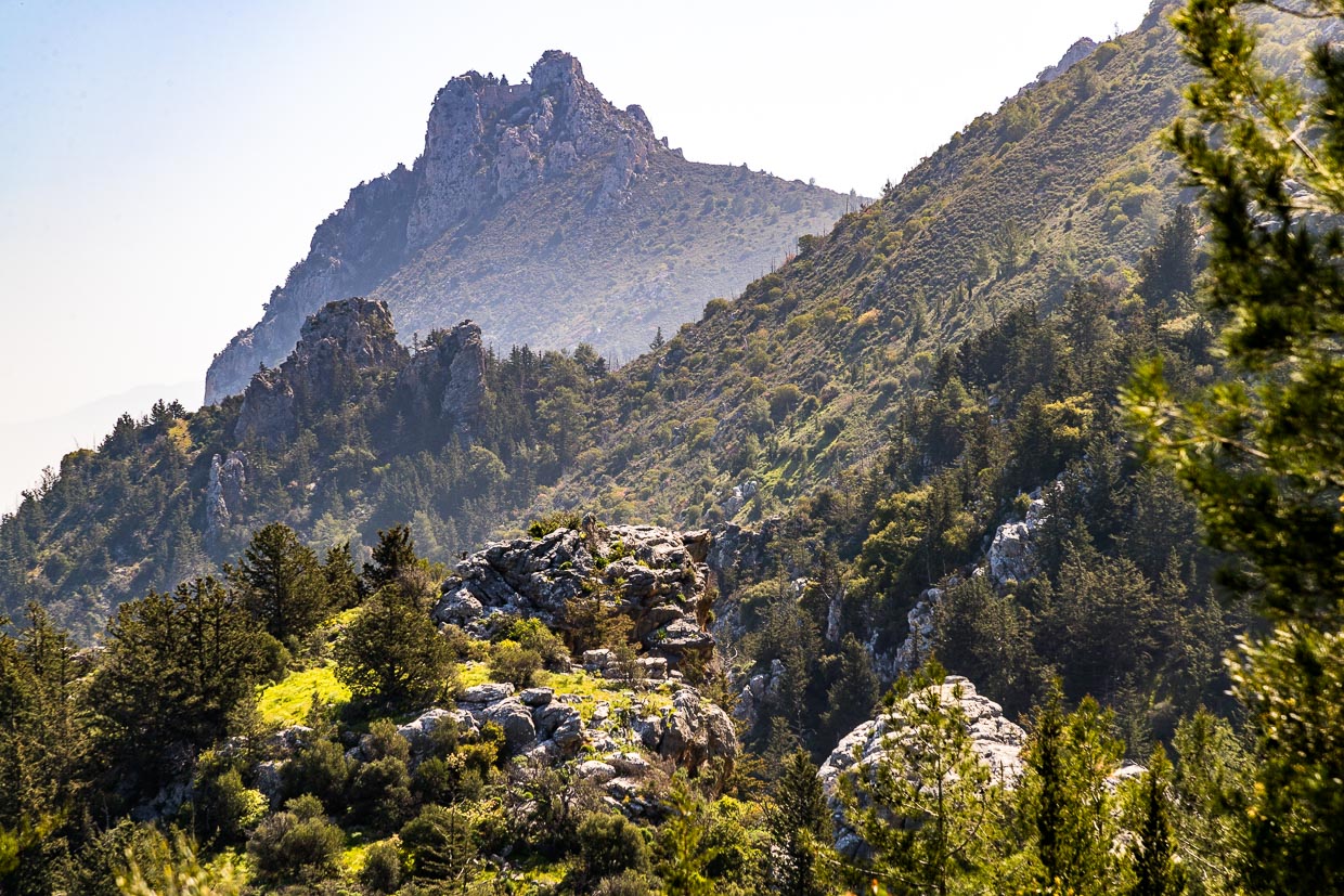Auf dem Beşparmak Trail Fünffingergebirge in Nordzypern. Blick auf die Höhenburg St Hilarion, 700 Meter hoch auf schroffen Felsen gebaut / © Foto: Georg Berg