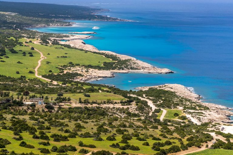 Blick vom Aphrodite Trail bei Akamas auf die Küste. Die mittlere Bucht nutzen die Römer vor 2.000 Jahren zum Verschiffen von Holz / © Foto: Georg Berg