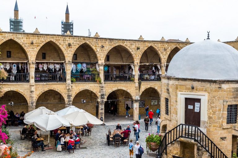 Innenhof Büyük Han, Great Inn, die größte Karawanserei auf Zypern. Errichtet im Auftrag des ersten Herrschers der Ottomanen auf Zypern, Muzaffer Pasha, 1572. Im Hof befindet sich eine kleine Moschee mit einem Kuppeldach und einem Brunnen für Waschungen vor dem Gebet. Das Gebäude gilt als eines der schönsten Bauten auf Zypern und steht im nordzypriotischen Teil der geteilten Stadt Nikosia / © Foto: Georg Berg