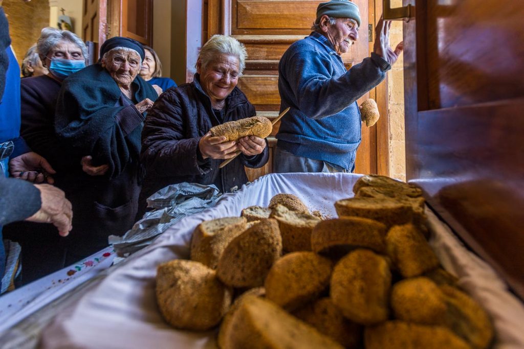Am Ende des Sonntags-Gottesdienstes in der marontischen Gemeinde Kormaktitis wird ein traditionelles Sesambrot mit Gewürzen verteilt / © Foto: Georg Berg