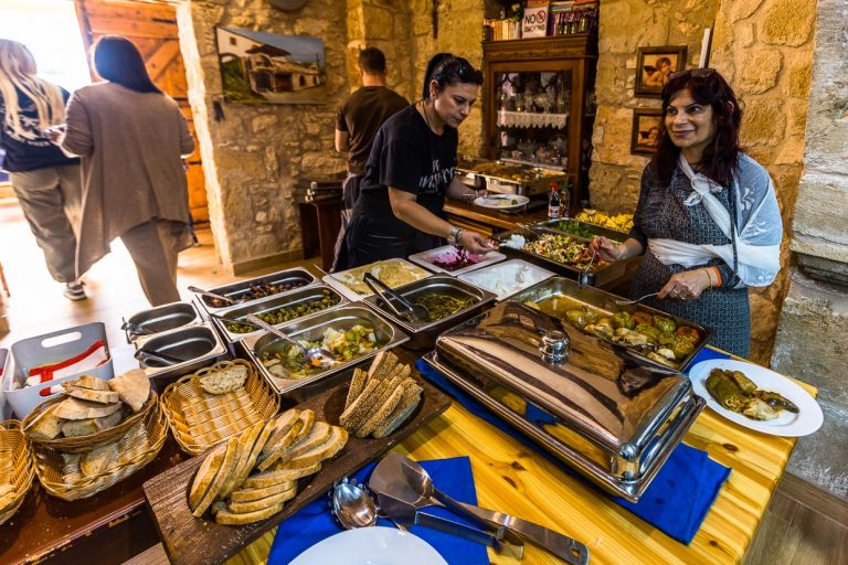 Im Restaurant und Boutique Hotel Hanna Koumi schätzen die Gäste das traditionelle Essen aus lokalen Produkten der Köchin und Gastgeberin Angeliki / © Foto: Georg Berg