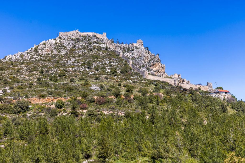 Blick auf die große Burganlage St Hilarion mit Unterburg, Mittel- und Oberburg rund 700 Meter über der Küstenstadt Girne / Kyrenia / © Foto: Georg Berg