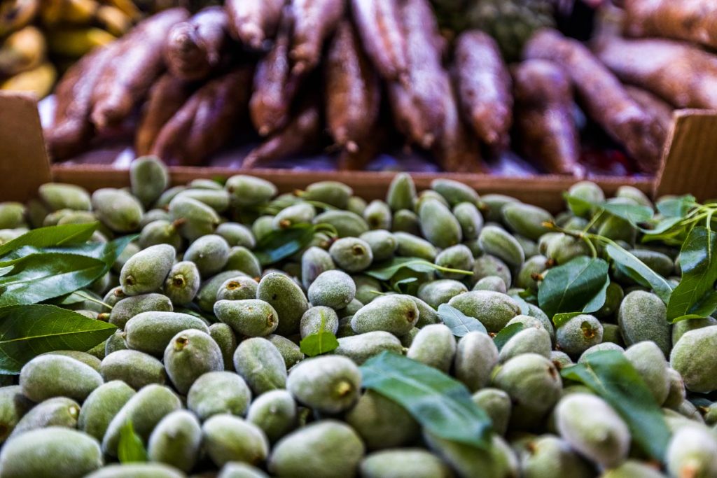 Im März gibt es auf den Märkten in Zypern für kurze Zeit unreife grüne Mandeln. Man isst sie roh mit etwas Salz oder legt sie in Essig ein / © Foto: Georg Berg