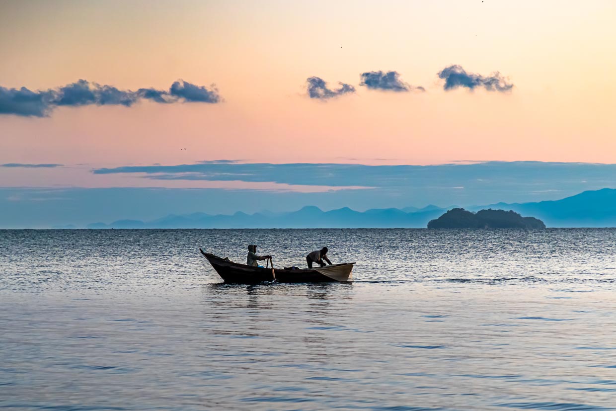 Fischer auf dem Lake Malawi. Der Inlandsee ist der drittgrößte See Afrikas und verfügt über die weltweit größte Artenvielfalt an Süßwasserfischen / © Foto: Georg Berg