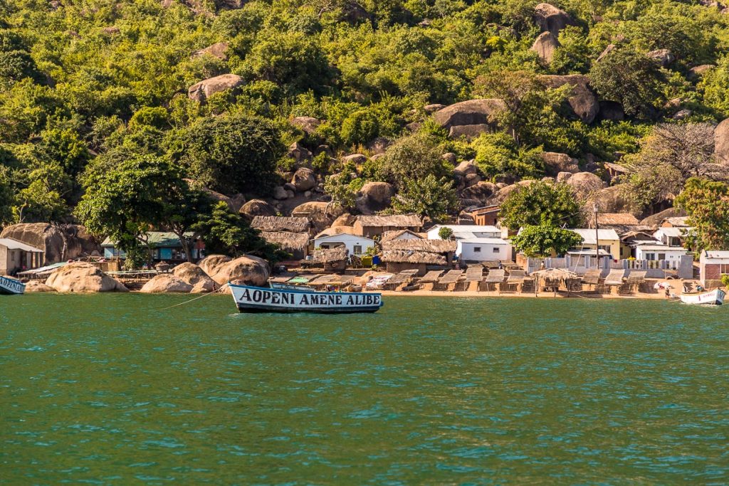 Fischerboot vor einem Dorf am Lake Malawi bei Cape Maclear. Die Boote tragen oft Sinnsprüche in großen Buchstaben. Hier "Aopeni Amene Alibe", was soviel bedeutet wie "Sei dir bewusst, dass du heute etwas haben könntest, aber morgen schon nicht mehr" / © Foto: Georg Berg