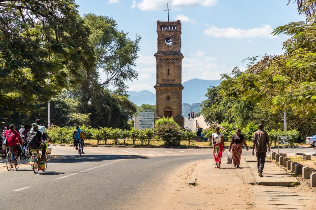 Queen Victoria Memorial Tower in Mangochi, Malawi. Im Hintergrund die Bakili-Muluzi-Brücke. Das Denkmal wurde 1901 zu Ehren der Kolonialkönigin Victoria (1837-1901) errichtet und ist heute eines von wenigen Bauwerken aus der britischen Kolonialzeit in Malawi / © Foto: Georg Berg