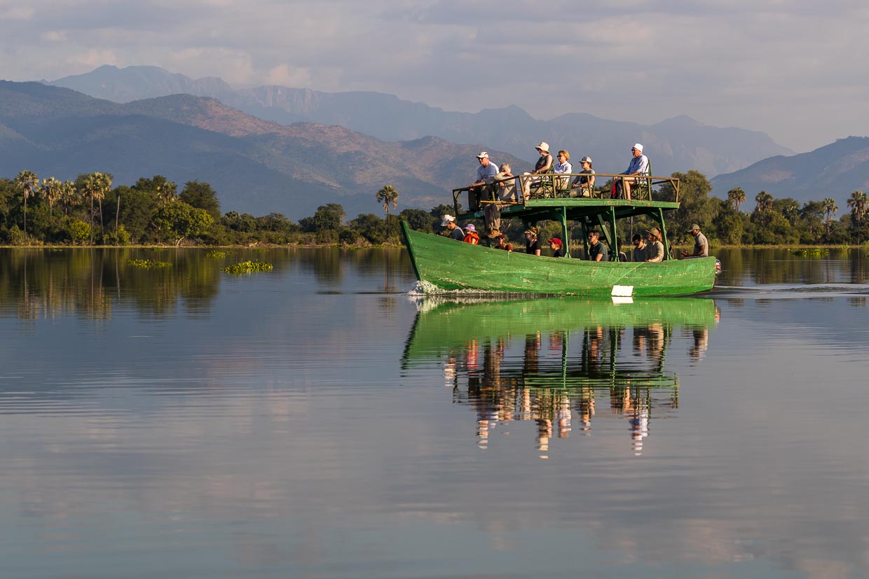 Bootstour auf dem Oberen Shire Fluss am Liwonde Nationalpark, Malawi. Vom Wasser aus können Elefanten, Flußpferde und Krokodile beobachtet werden / © Foto: Georg Berg