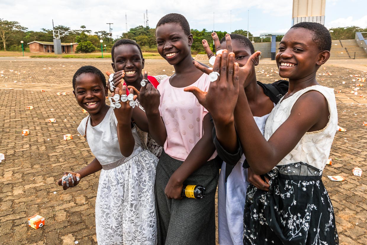 Posing mit Schmuck aus Plastik. Hier Mädchen vor dem Memorial War Tower in Lilongwe nach einer öffentlichen Kundgebung / © Foto: Georg Berg
