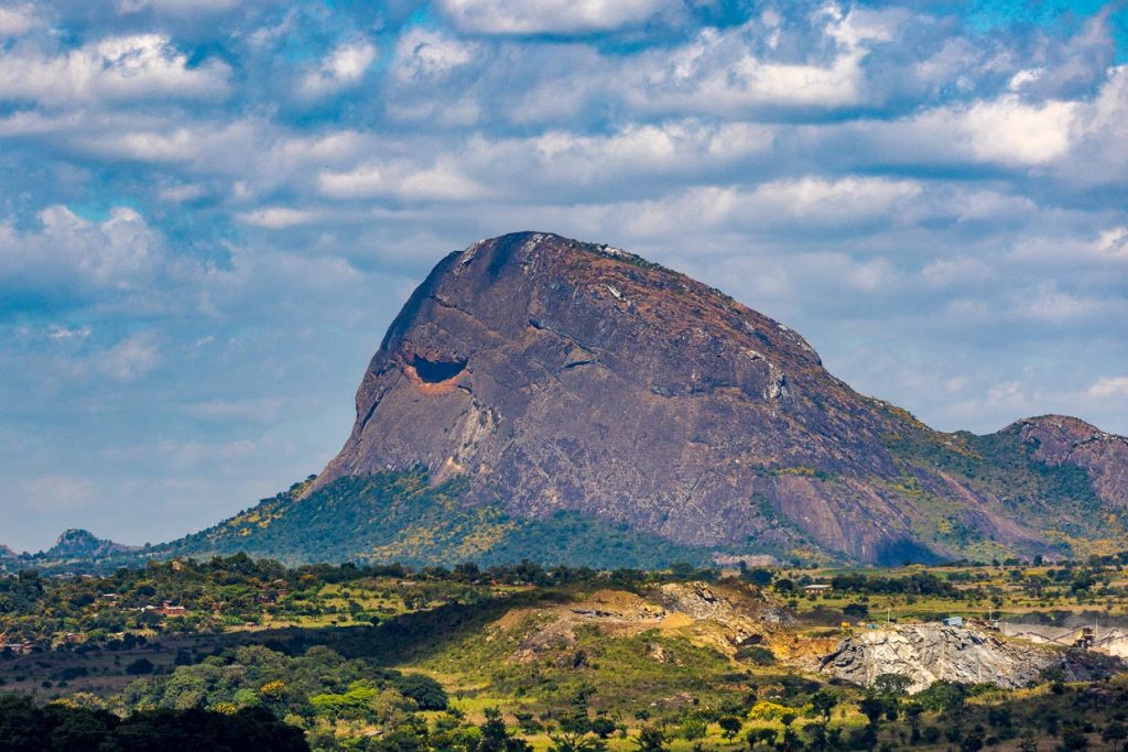 Ngala Mountain (Ngala ya pakamwa bedeutet Rock with a mouth), der lachende Berg bei Lilongwe, Malawi. In der riesigen Höhle nisten Vögel. Der Berg ist ein beliebtes Wandergebiet / © Foto: Georg Berg