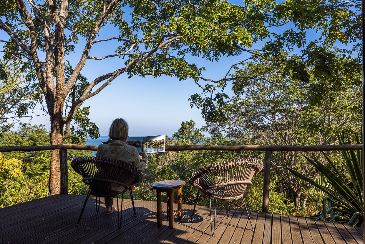Terrasse mit Blick auf den Lake Malawi, Gästevilla der Pumulani Lodge, Robin Pope Safaris, am Ufer von Lake Malawi, Cape Maclear, im Lake Malawi National Park / © Foto: Georg Berg