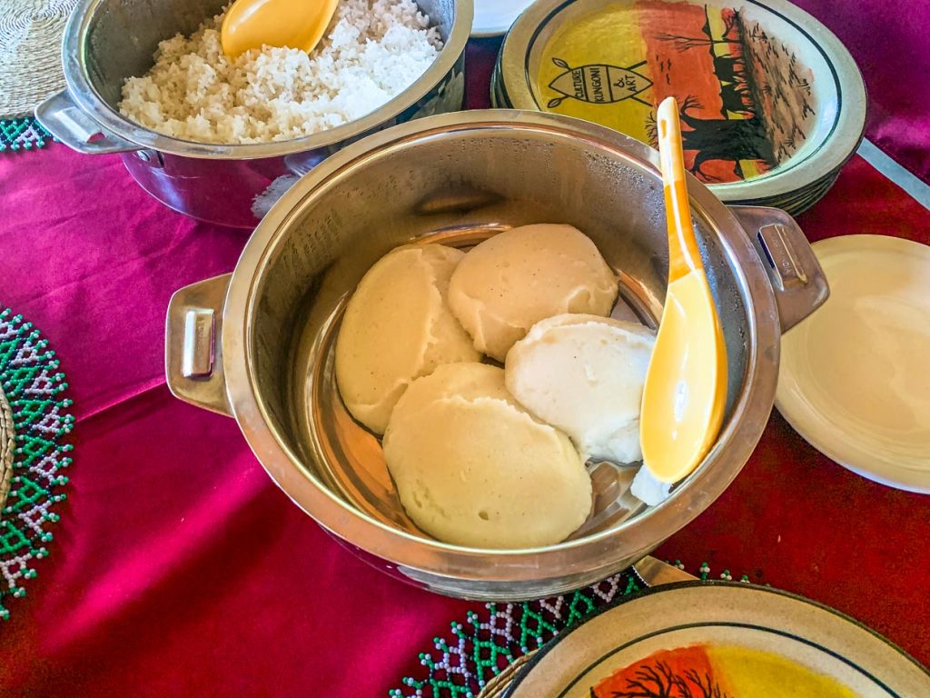 Nsima ist ein ungewürzter Brei (Cornmeal porridge), der aus Maismehl hergestellt wird. Das Gericht ist Grundnahrungsmittel in Malawi. Nsima kann zu allen Mahlzeiten gegessen werden. Kombiniert wird es mit Gemüse, Bohnen, Fisch und Fleisch / © Foto: Georg Berg