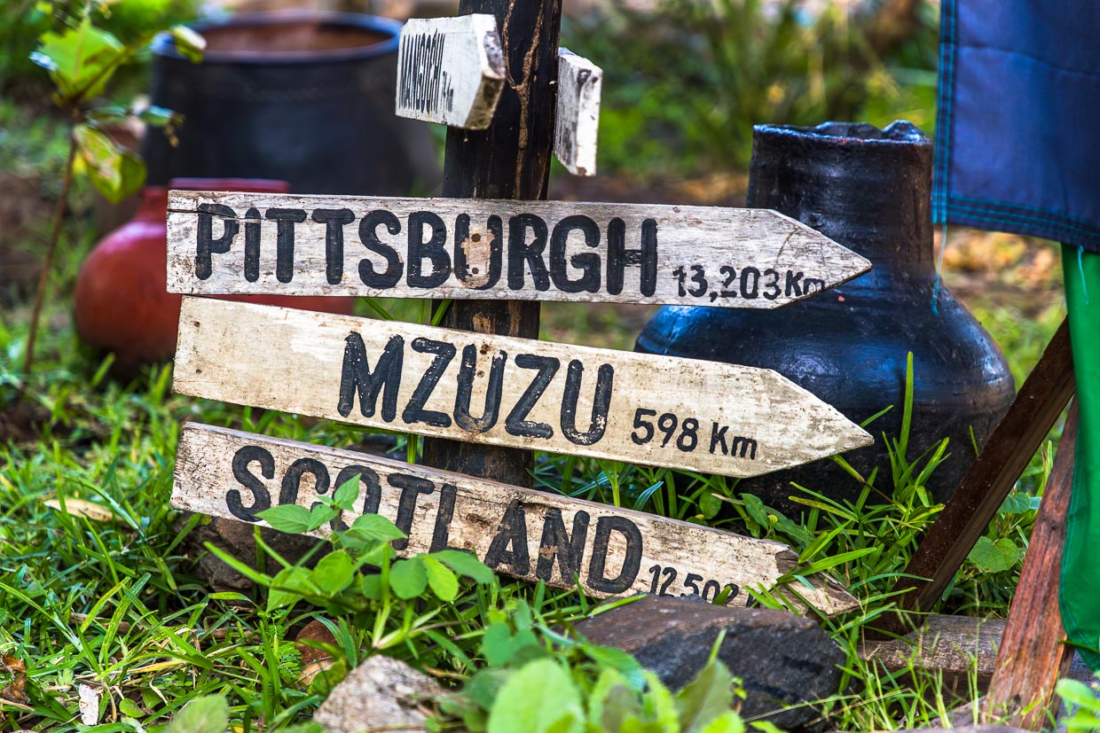 Wegweiser mit Entfernungen von Kutchire Lodge bis nach Mzuzu, Schottland und Pittsburgh / © Foto: Georg Berg