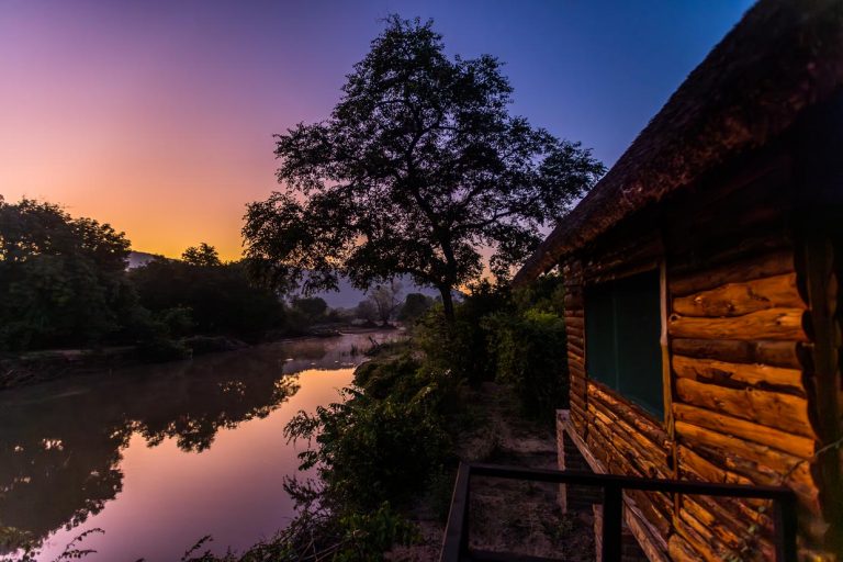 Naturerlebnis Kutchire Lodge im Liwonde Nationalpark. Abendstimmung an einem Chalets am Likwenu Fluß. Nachts sind hier besonders Krokodile und Flusspferde aktiv / © Foto: Georg Berg