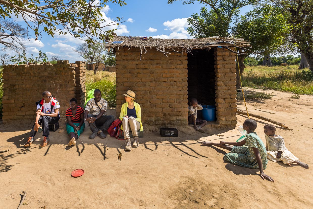 Lodge-Manager Max führt regelmäßig Besucher in das Dorf Kaudzu. 10 Prozent der Einahmen aus Übernachtungen fließen in das Hilfsprojekt / © Foto: Georg Berg
