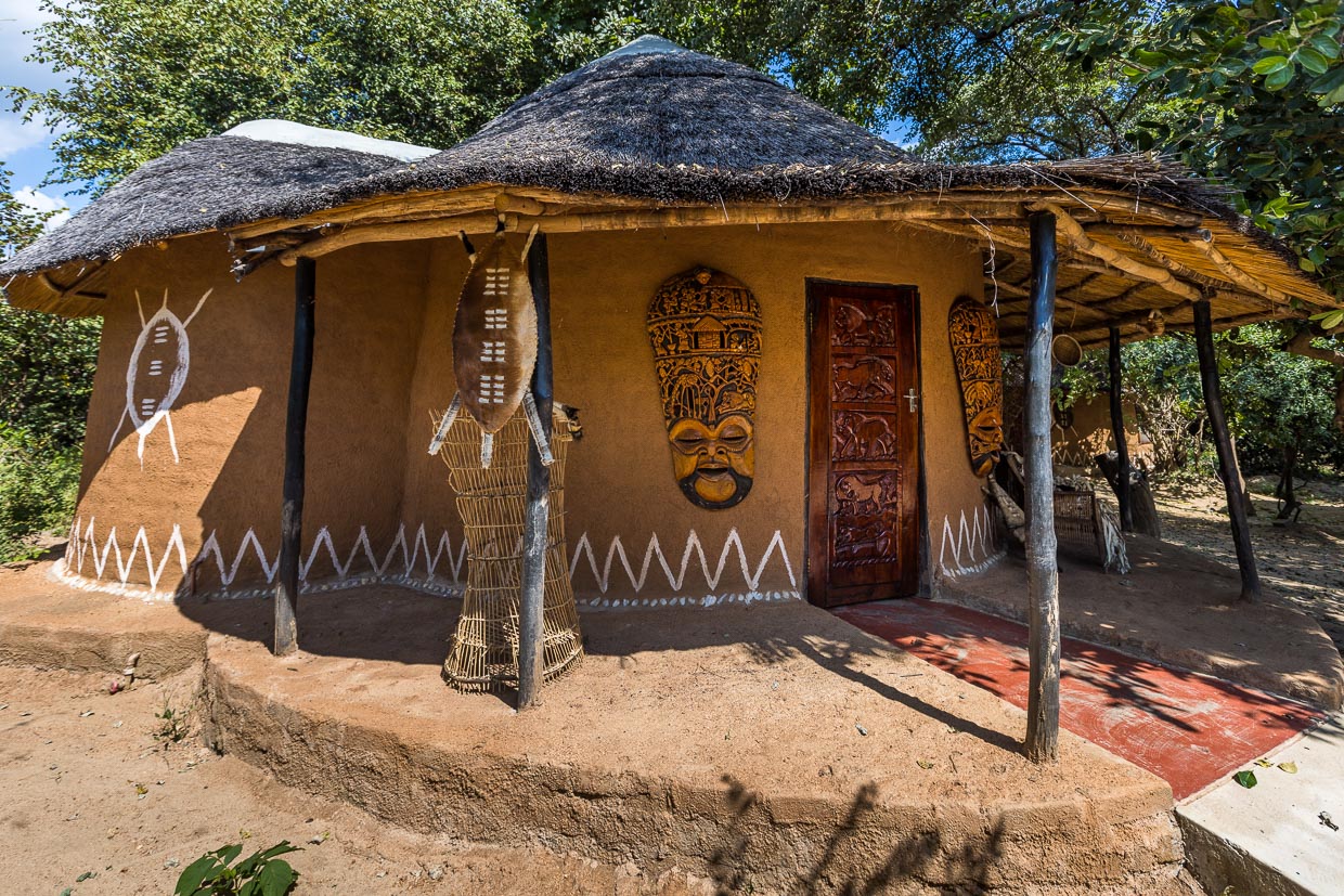 Ein traditionelles strohbedecktes Rundhaus  als Beispiel für viele Unterkunftsarten in der Kutchire Lodge / © Foto: Georg Berg