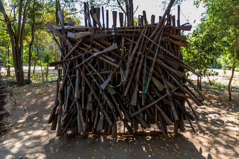 Sammlung von beschlagnahmten Gewehren im Majete Wildlife Reserve. Das Parkmanagement von African Parks hat sie zu einem Mahnmal gegen die Wilderei zusammengesetzt / © Foto: Georg Berg