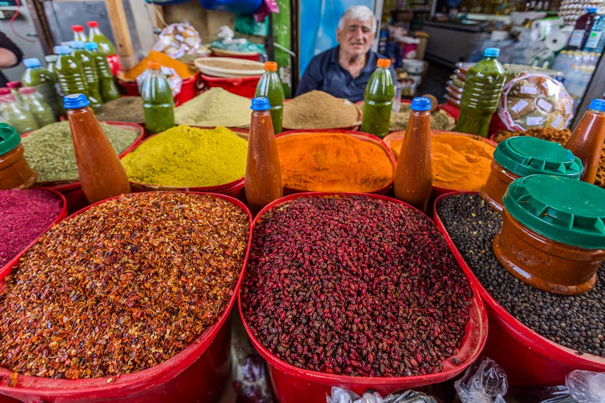 Händler mit getrockneten Beeren und Berberitzen sowie Gewürzen auf dem Dezerter Markt in Tiblisi. Dezerter Bazaar ist der größte Markt für Lebensmittel in Tbilisi. Seit Anfang 2024 kursieren Pläne, nach denen das Hauptgebäude einem Einkaufszentrum weichen soll und hunderte Händler ihre Standflächen rund um das alte Gebäude verlieren / © Foto: Georg Berg