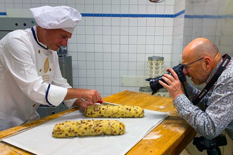 Making-of Stollen backen. Georg Berg fotografiert Bäckermeister Tino Gierig vom Dresdner Backhaus beim Backen eines Original Dresdner Christstollens / © Foto: Angela Berg