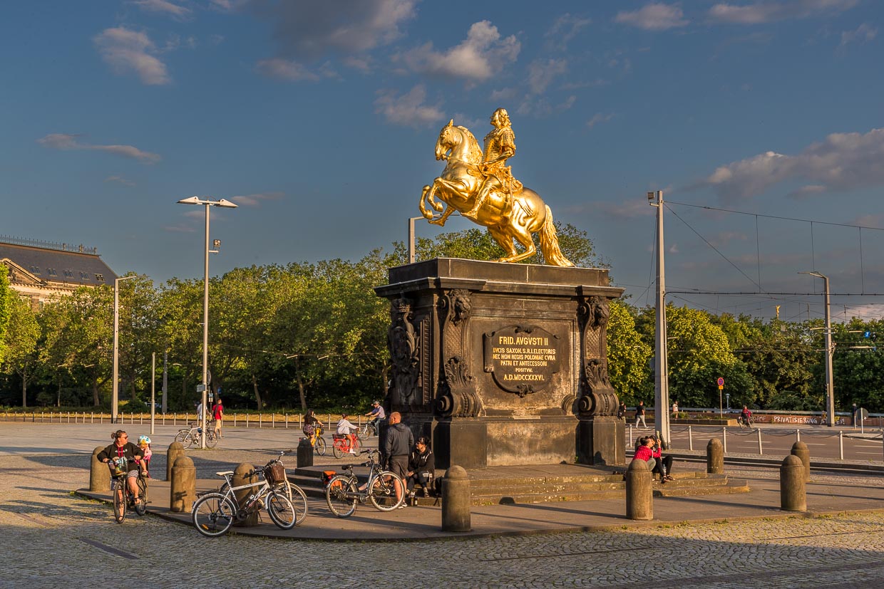 Denkmal August der Starke, Goldene Reiter, Neustadt Dresden, umgeben von Fahrradfahrern und Fußgängern / © Foto: Georg Berg