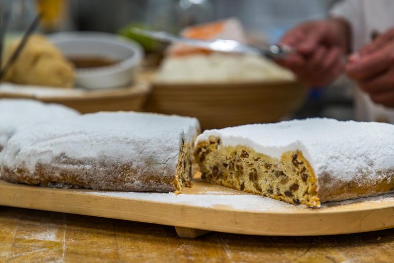 Original Dresdner Christstollen ist laut Satzung des Schutzverbandes Dresdner Christstollen ein Rosinenstollen / © Foto: Georg Berg