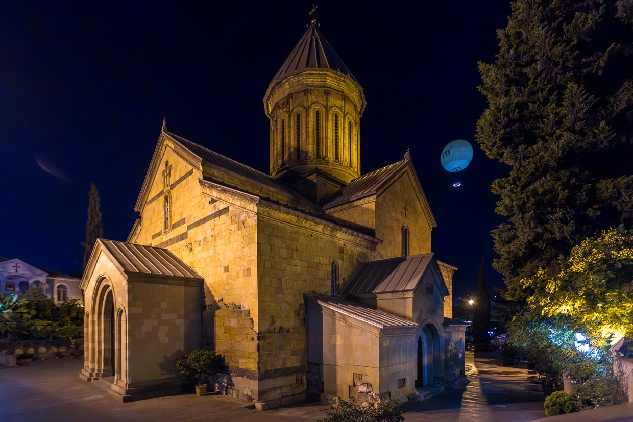 Ein Fesselballon am Himmel über Tbilisi hinter der Sioni-Kathedrale, die als eine der heiligsten Stätten der georgischen Orthodoxie gilt / © Foto: Georg Berg