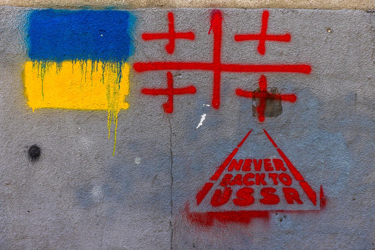 Ukrinische und Georgische Flagge auf einer Hauswand in Tiflis: Never back to USSR / © Foto: Georg Berg