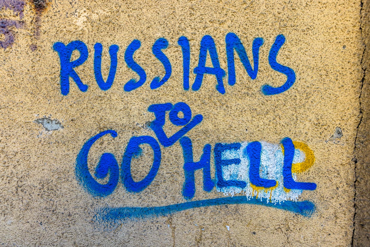 Graffiti an einer Hauswand in Tiflis: Russians go to Hell / © Foto: Georg Berg
