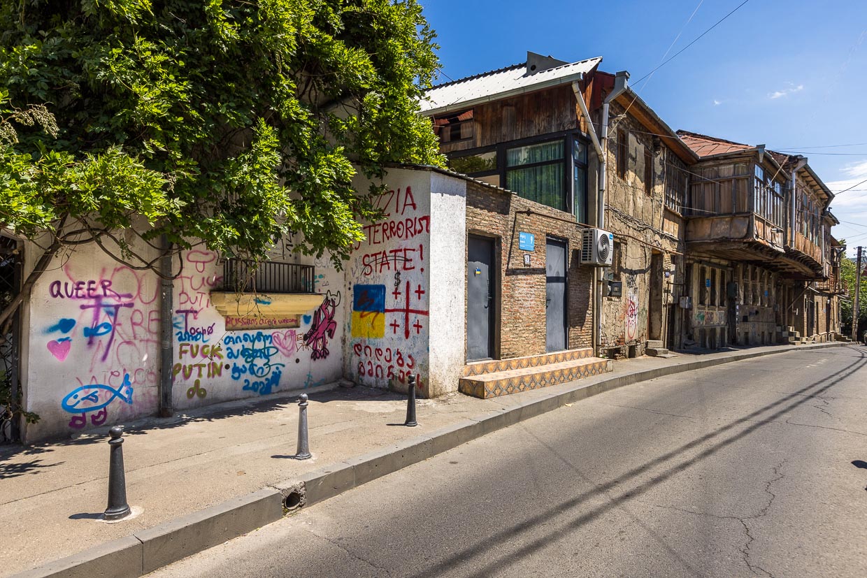 Graffiti an einer Hauswand in Tiflis verurteilen Putin wegen Staatsterrorismus / © Foto: Georg Berg