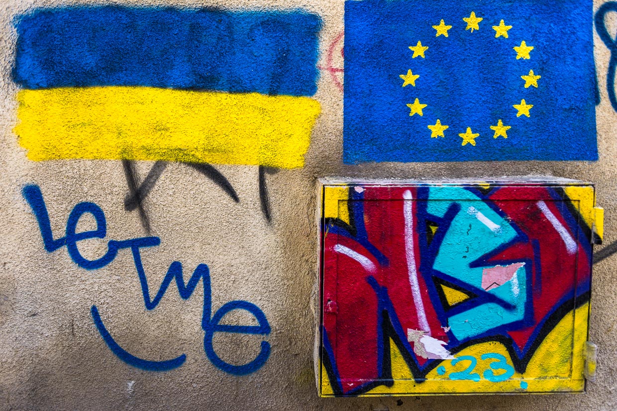 Ukrainische Fahne und Europaflagge an einer Hauswand von Tiflis / © Foto: Georg Berg