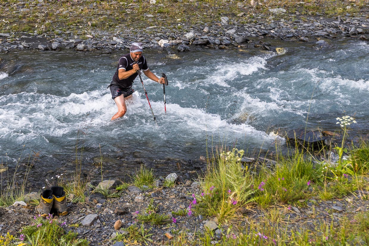 Je nach Zustand des Wanderweges und Tiefe des Wassers im Fluss, entscheidet der Wanderführer, an welcher Stelle der kalte Fluss durchquert wird / © Foto: Georg Berg