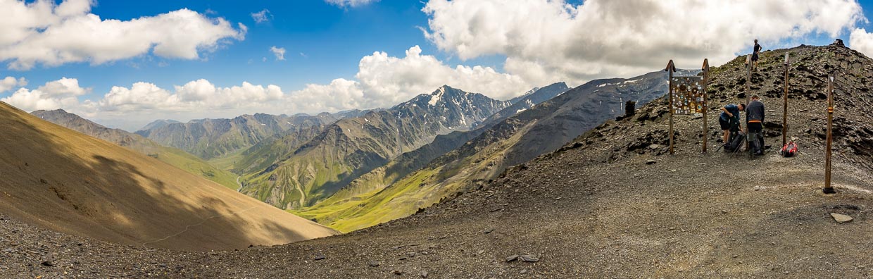 Blick vom 3.496 Meter hohen Atsunta-Pass in die georgische Provinz Tuschetien / © Foto: Georg Berg