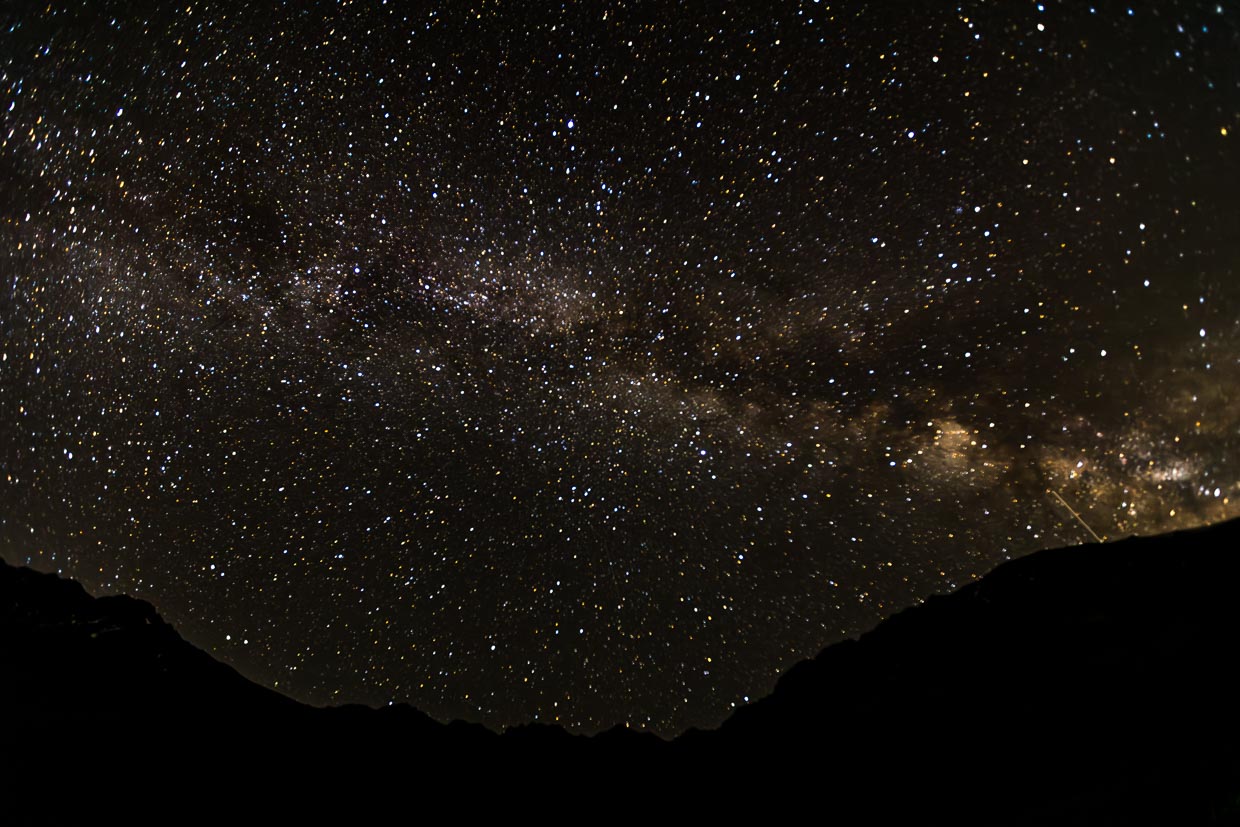 Während der klaren Nacht in 3.000 Meter Höhe kann man am Himmel die Milchstraße und viele Sternschnuppen beobachten / © Foto: Georg Berg