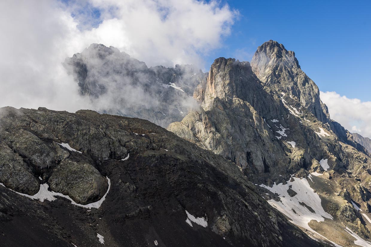Georgische Dolomiten wird das Gebirgsmassiv auch genannt, das man bei gutem Wetter vom Tschauchi-Pass aus sehen kann / © Foto: Georg Berg