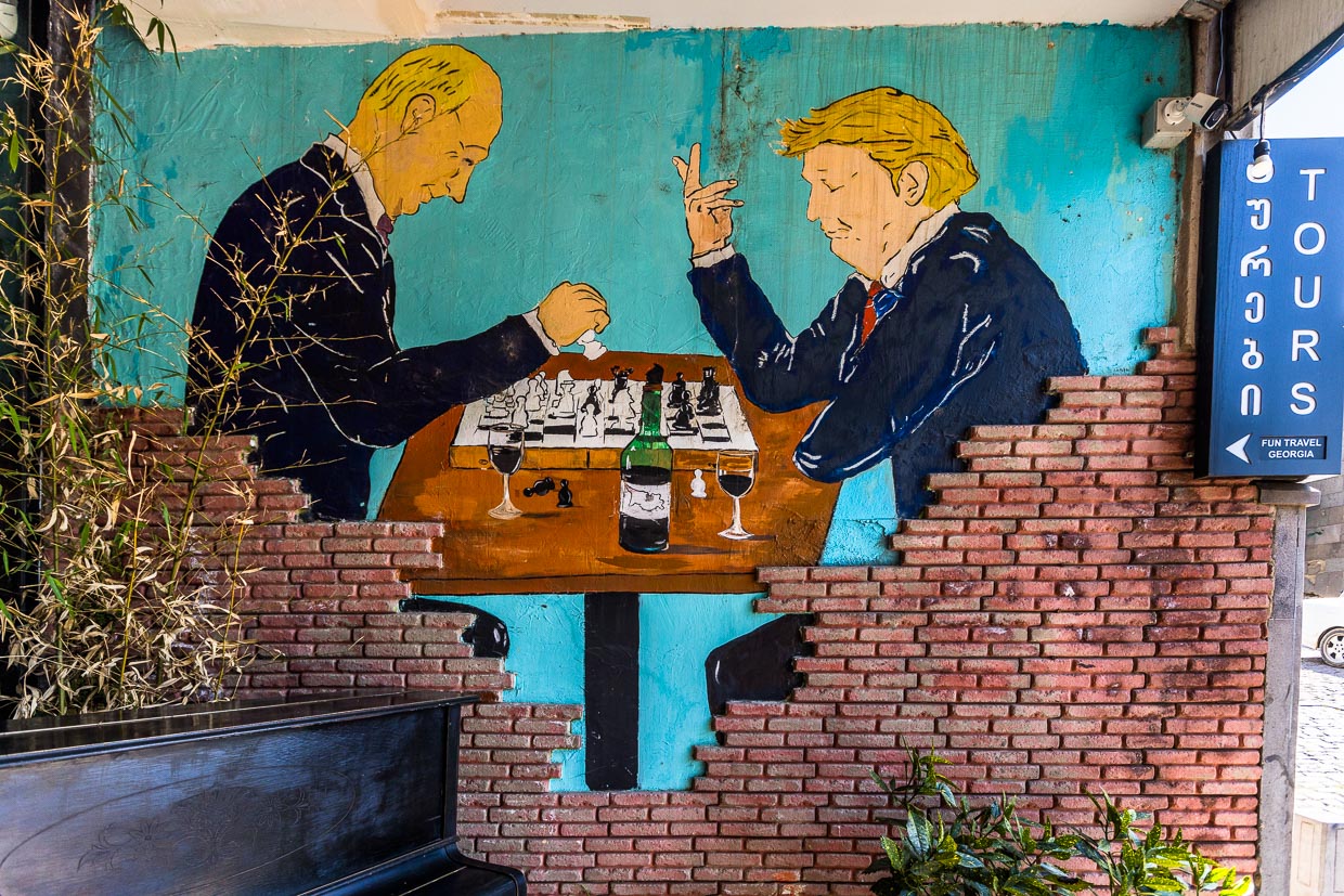 Straßenkunst in Tbilisi, Georgien. Donald Trump und Vladimir Putin spielen Schach und trinken dabei georgischen Wein / © Foto: Georg Berg