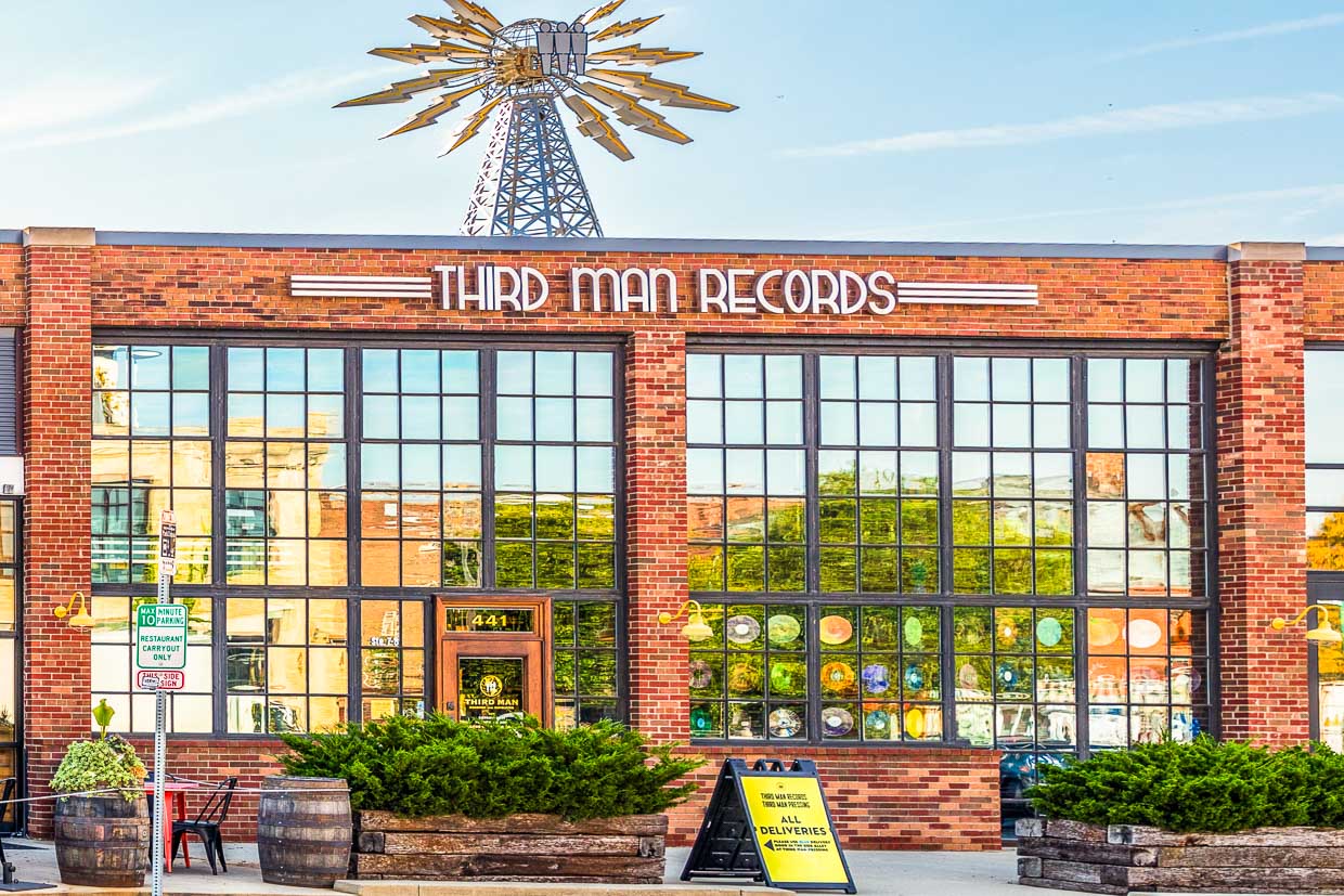 Backsteinrot, flach, industriell – typisch Detroit. Drinnen aber: eine andere Welt / © Foto: Georg Berg