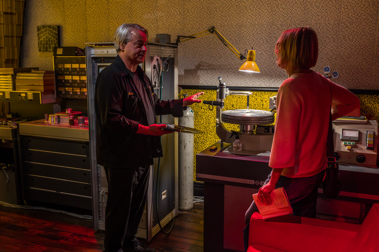 Bei Third Man Mastering werden die Musikstücke abgemischt und als Rohling für die Plattenpresse hergestellt. Eddie Gillis erklärt den Prozess / © Foto: Georg Berg