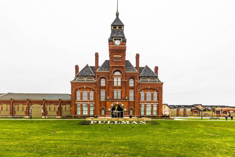 Das Administration-Clock Tower Building ist heute das Pullman Visitor Center mit Museum. Auf der grünen Rasenfläche hatte der von George Pullmann beauftragte Gartenarchitekt Nathan Barrett einen Teich genannt Lake Vista angelegt / © Foto: Georg Berg