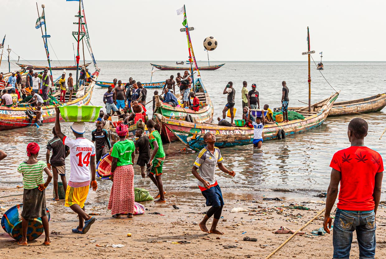 Der Hafen von Tombo hat kein Becken. Es ist ein Strand, 40 Kilometer von Sierra Leones Hauptstadt Freetown entfernt. Von hier aus fahren 700 Fischerboote aufs Meer hinaus / © Foto: Georg Berg