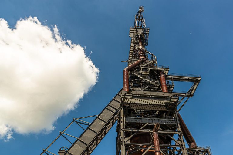 Der stillgelegte Hochofen reckt sich in den Himmel über dem Uni-Campus von Belval  in Esch-sur-Alzette, Luxembourg / © Foto: Georg Berg