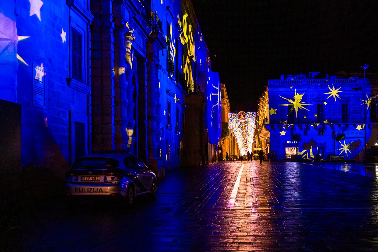 Altstadt von Valletta zu Weihnachten mit beleuchteten Hausfassaden und üppigen Lichterketten in den Gassen / © Foto: Georg Berg