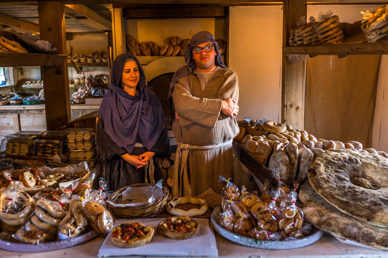 Bäcker mit Frau im Bethlehem Dorf Għajnsielem auf Gozo. Live-Krippenspiel seit 2008. Maltesische Folklore verbindet sich mit der Tradition der maltesischen Krippe (Presepju) / © Foto: Georg Berg