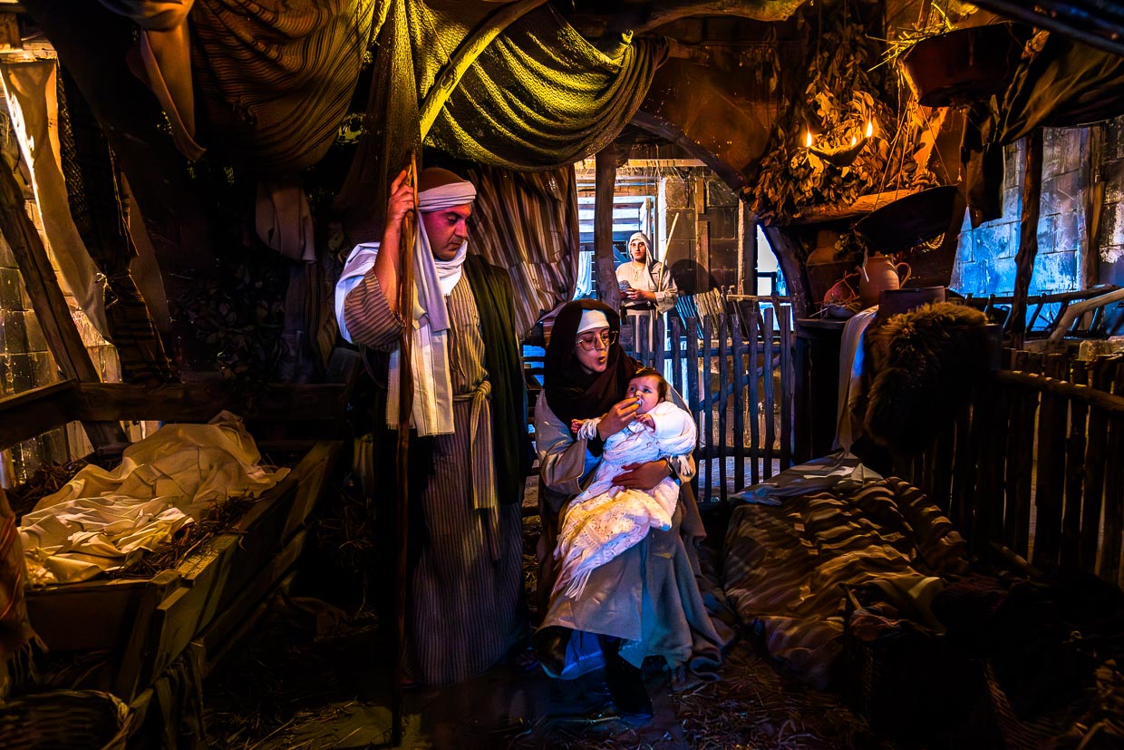 Gtar Grotto. Maria und Josef mit dem Jesuskind im Bethlehem Dorf Għajnsielem auf Gozo. Die Darsteller stammen aus dem Dorf, sind eine richtige Familie und ihr Kind wurde im Jahr 2023 geboren / © Foto: Georg Berg