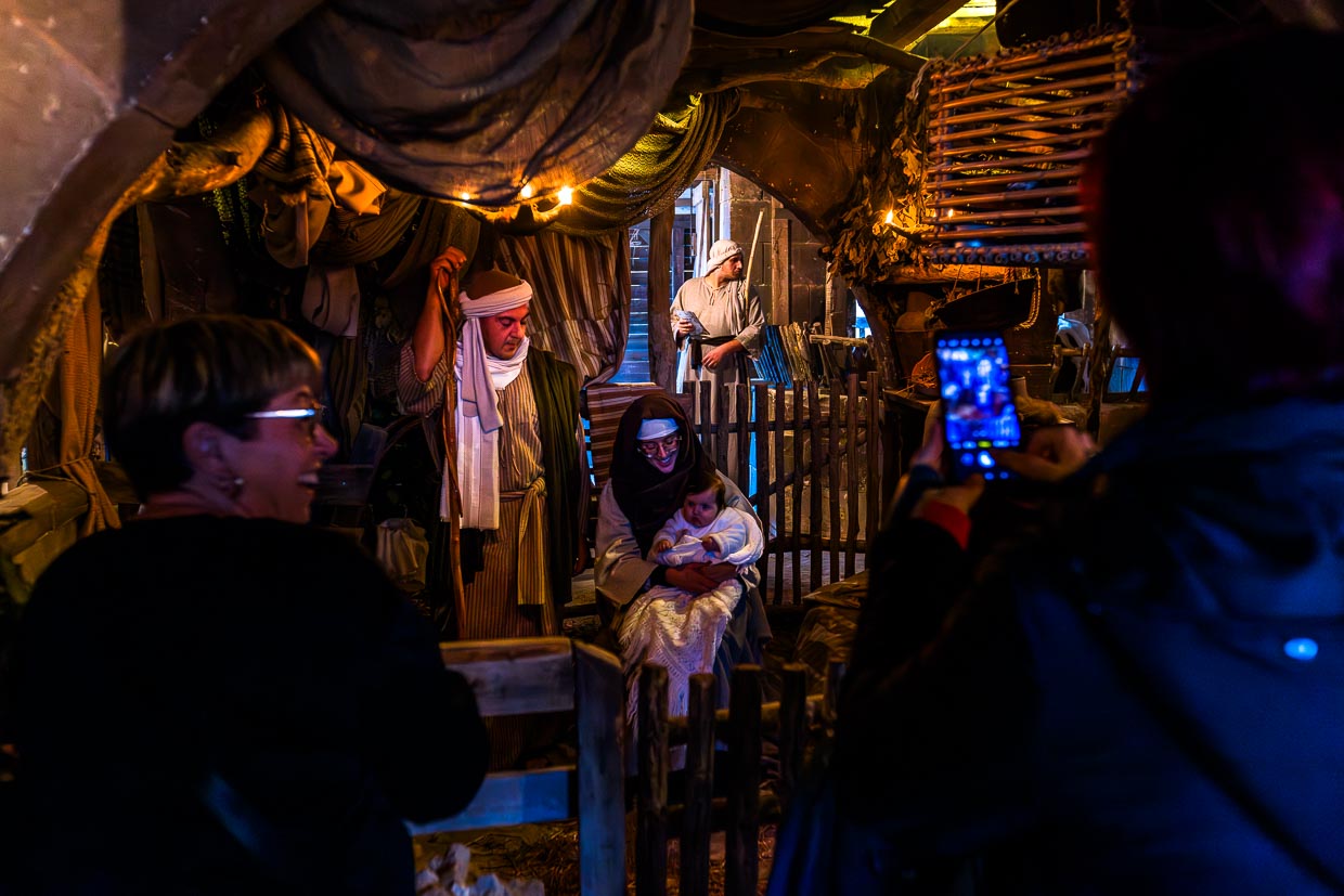 Gtar Grotto. Maria und Josef mit dem Jesuskind im Bethlehem Dorf Għajnsielem auf Gozo umgeben von Ställen mit Esel und Schafen und bestaunt von den Besuchern / © Foto: Georg Berg