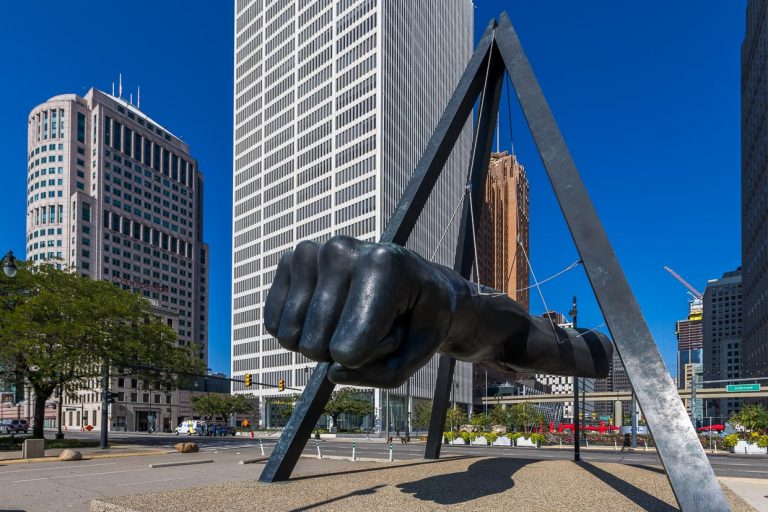 The Fist ist Symbol für das wiedererwachte Selbstbewusstsein von Detroit. Statue in Pyramidenform, an einem fünf Meter hohen Gestell hängt der stählerne Arm und die Eisenfaust des Boxchampions Joe Lewis. Damit erinnert das zwei Tonnen schwere Denkmal nahe der Hart Plaza nicht nur an einen der berühmtesten Söhne der Stadt. Das Sportlerdenkmal ist Symbol dafür, dass die Motor City kämpfen kann / © Foto: Georg Berg