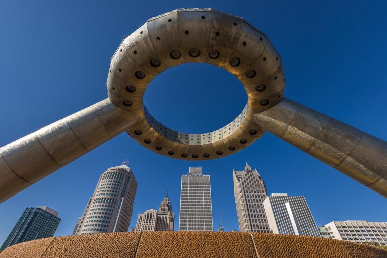 Hart Plaza mit Skyline von Downtown Detroit am Detroit River. Im Vordergrund der Horace E. Dodge Springbrunnen / © Foto: Georg Berg