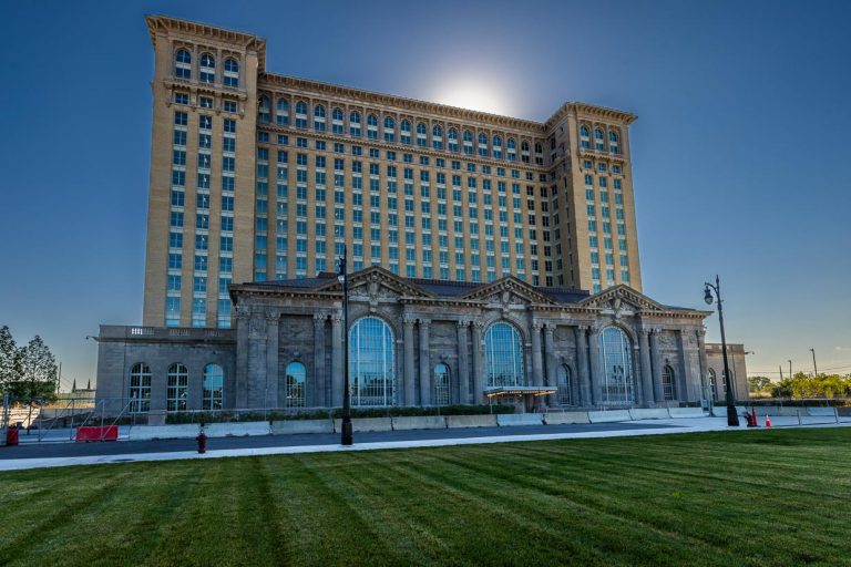 Renoviertes Michigan Central Station erstrahlt Ende 2023 in altem Glanz. Das Gebäude hat eine wechselvolle Geschichte. In den 1970er Jahren begannen Jahrzehnte des Verfalls. In den Jahren nach 1988 wechselte das Gebäude mehrmals den Besitzer, einmal für weniger als 80.000 Dollar. Das Bahnhofsgebäude wurde zum Tummelplatz für Vandalen, Obdachlose, Sprayer und Junkies. Ab 2024 wird Ford Motor Company es als Mobiltäts-Forschungscampus nutzen / © Foto: Georg Berg