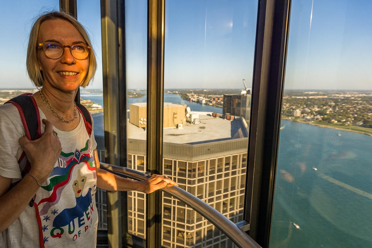 Aufzug im Renaissance Center. Der Komplex aus fünf Türmen steht direkt am Detroit River. Blick auf Windsor (Ontario), die gegenüberliegende südlichste Stadt Kanadas / © Foto: Georg Berg